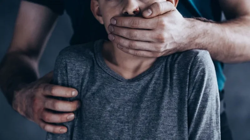 На Буковині багатодітний батько гвалтував своїх малих дітей: чоловіка тримають під вартою
