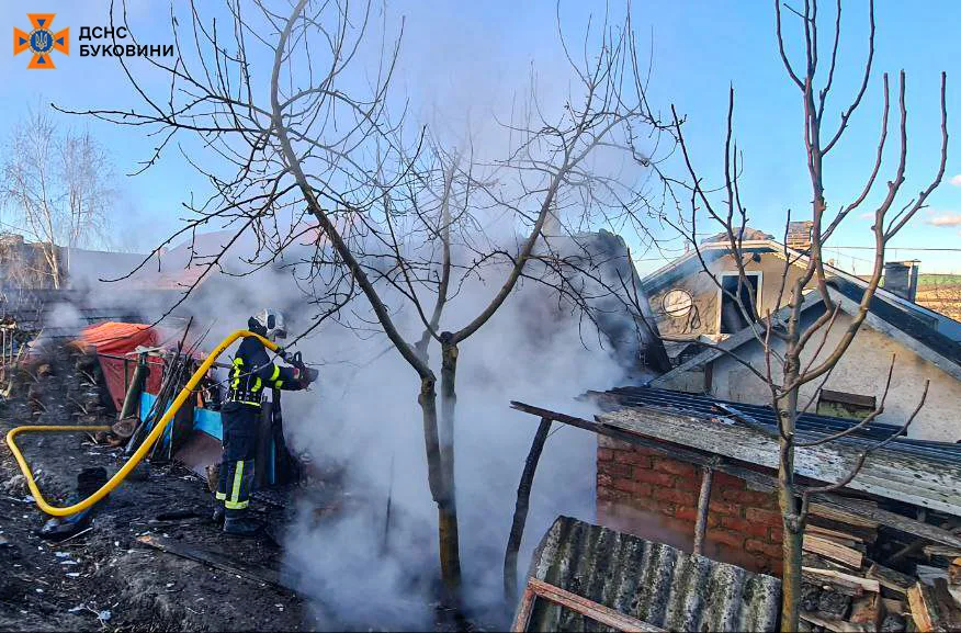 На Буковині за добу сталися три пожежі в житловому секторі та на відкритій території