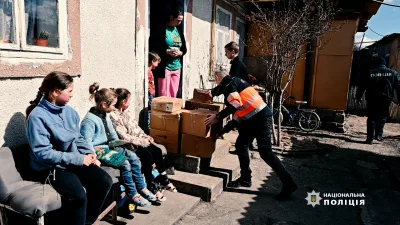 Подарували одяг, взуття та іграшки: на Буковині поліцейські допомагають малозабезпеченим сім'ям фото