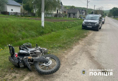 Аварія на Буковині: неповнолітній мотоцикліст не впорався з кермуванням, є постраждалі