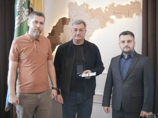 Будує на Сході фортифікації: керівника компанії «ПМК 76» Василя Каглянчука нагородили відзнакою облради «За заслуги перед Буковиною»