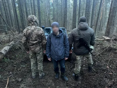 Чернівецькі прикордонники врятували заблукалого в горах "туриста", який хотів втекти до ЄС відео