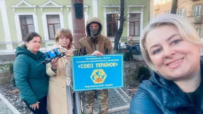 Членкині "Союзу українок" з Чернівців відправили дрон у зону проведення