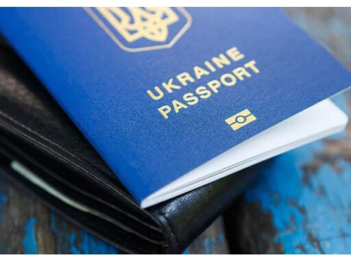 Чоловіки України від 18 до 60 років більше не зможуть отримувати паспорти за кордоном: деталі указу