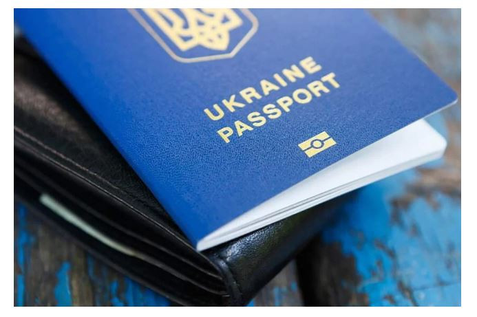 Чоловіки України від 18 до 60 років більше не зможуть отримувати паспорти за кордоном: деталі указу