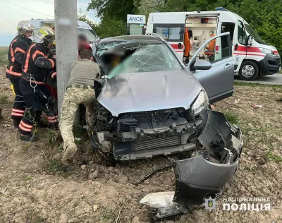 ДТП із потерпілими на Буковині: авто врізалося в електроопору фото