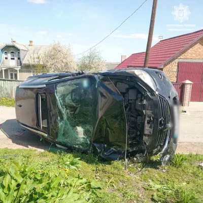 ДТП на Буковині: автівка в’їхала в електропору і перекинулася