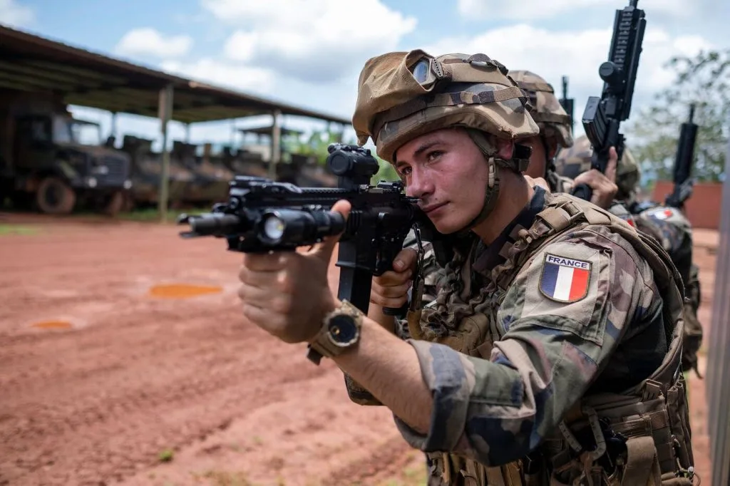 Майже половина молоді Франції готова воювати в Україні у випадку загрози для їхньої країни, — опитування