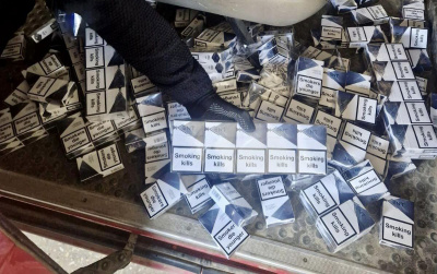 Митники Буковини виявили контрабандні цигарки: жінка зробила спеціальні сховища у машині