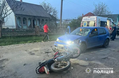 На Буковині автомобіль зіткнувся з мотоциклом: двоє людей потрапили до лікарні