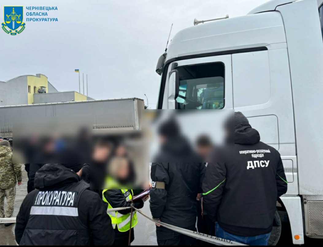 На Буковині судитимуть далекобійника, який за 7000 євро перевозив чоловіка у спальному відсіку вантажівки до Румунії