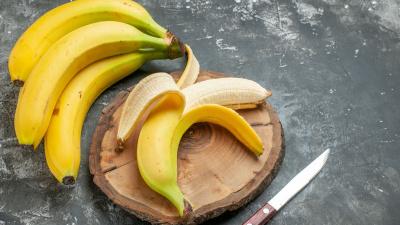 Не викидайте бананову шкірку: вона має цілющі властивості для обличчя