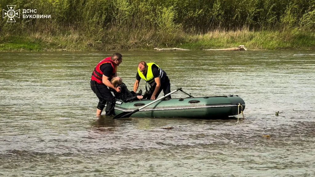Непритомна пливла за течією: на річці Прут врятували жінку