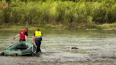 Поліцейські показали відео порятунку жінки з Прута у Чернівцях
