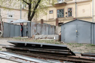 Роботи лиш розпочалися: незаконні гаражі демонтують насамперед у дворах у центрі Чернівців