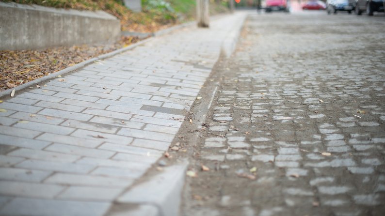 Скільки понижень тротуарів зробили у Чернівцях від початку року