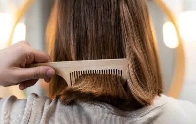 Трихологиня розповіла, скільки разів на день розчісувати волосся, щоб не пошкодити