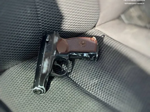 У Чернівцях на Головній затримали водія підлітка, який погрожував людям пістолетом