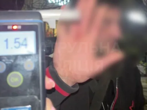 У Чернівцях п’яний водій, втікаючи серед ночі від поліції, врізався в рекламний щит: у машині перебували жінка з немовлям