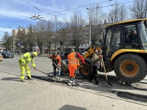 У Чернівцях розпочали ямковий ремонт доріг на маршрутах громадського транспорту