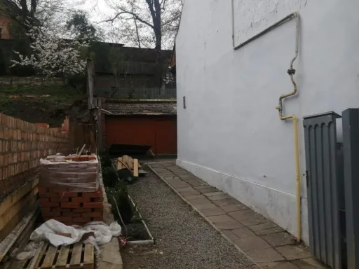 У Чернівцях руйнується прибудинкова територія музею Ольги Кобилянської