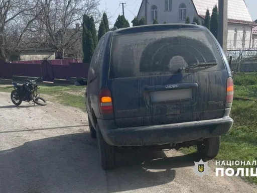 У селі на Буковині автівка зіткнулася з мотоциклом: неповнолітній мотоцикліст потрапив до лікарні