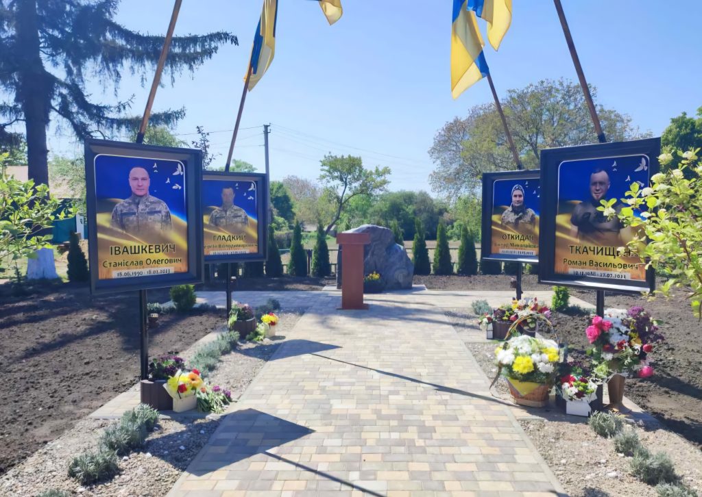 У Сокирянській громаді відкрили Алею Героїв у пам’ять про загиблих на війні захисників