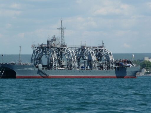 У ВМС підтвердили ураження корабля «Коммуна» в тимчасово окупованому Севастополі