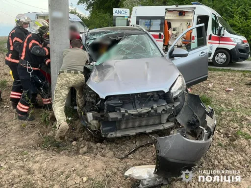 Водій не впорався з керуванням і зіткнувся з електроопорою: на Буковині в ДТП травмувалося двоє людей