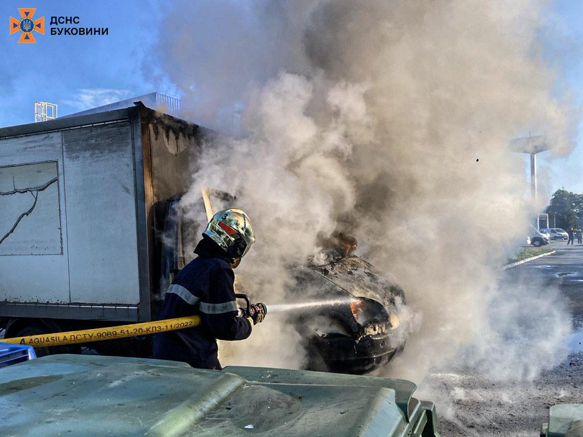 За минулу добу на Буковині рятувальники двічі виїжджали на ліквідацію пожеж в автомобілях