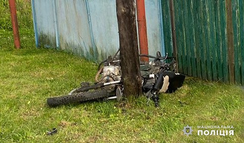 Жахлива смерть: на Буковині на смерть розбився мотоцикліст, влетівши на повній швидкості в опору