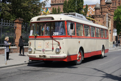 Безкоштовно курсував маршрутом №1: у Чернівцях на День вишиванки запустили ретро тролейбус фото