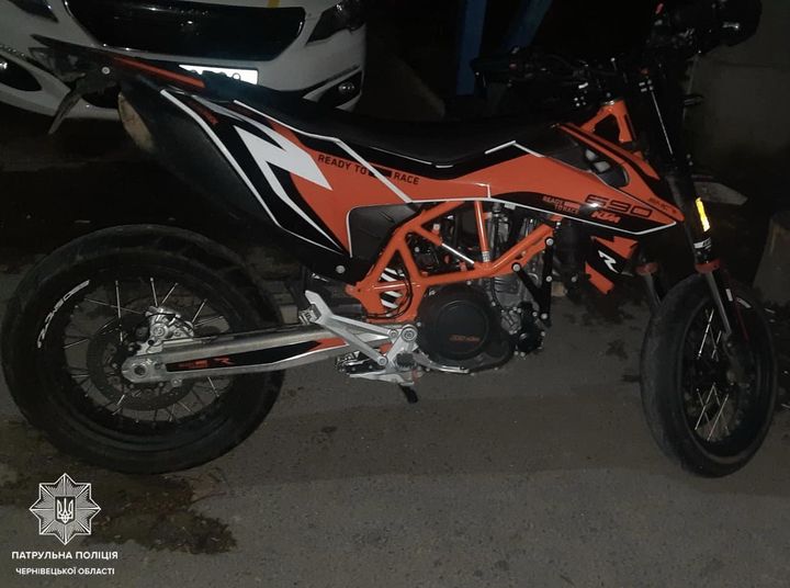 Буковинські патрульні виявили мотоцикл, який розшукує Інтерпол