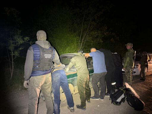 Буковинські прикордонники затримали групу осіб, що рухалися до Румунії заплативши 4500 євро організатору