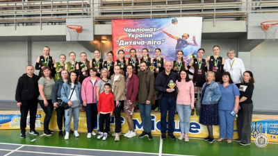 Дворазова чемпіонка України: команда чернівецьких волейболісток виграла дитячий чемпіонат