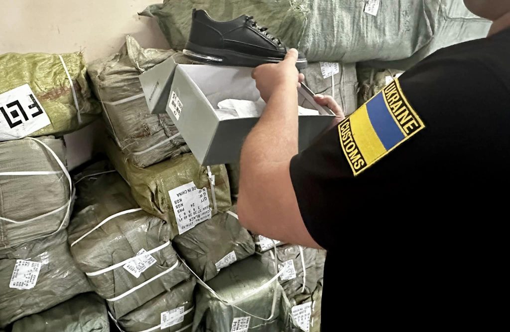 На Буковині завадили незаконному ввезенню до України взуття вартістю понад мільйон гривень