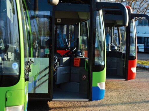 На маршруті №1 у Чернівцях почав курсувати автобус, який передали місту як гумдопомогу з Будапешта