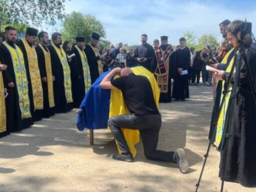 Перше спільне поховання воїнів в Україні відбулося сьогодні у Чернівцях: прощалися одразу із 19 Героями (ФОТО, ВІДЕО)