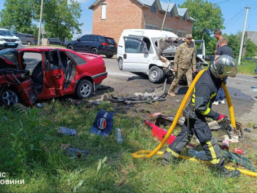 Рятувальники показали наслідки жахливої аварії на трасі М 19 Чернівці Тереблече