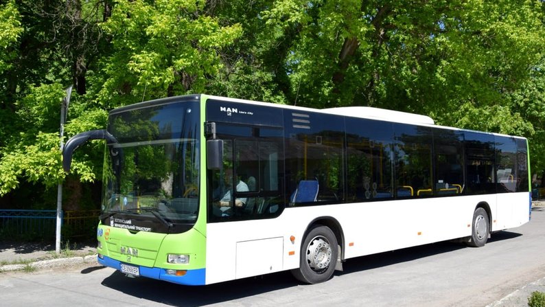 “Щоб довозити людей на роботу, а дітей в школу”: у громаді на Буковині запустили безплатний автобусний маршрут