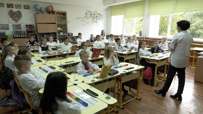 Щоб заохотити працювати у школах: на підтримку молодих вчителів у Чернівцях виділили майже 11 млн грн