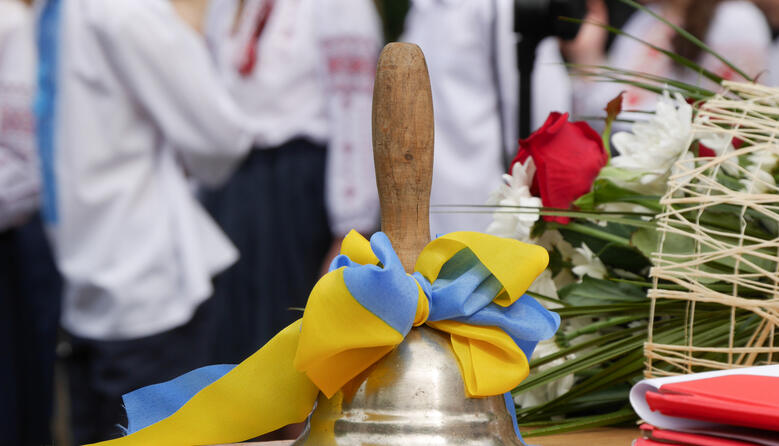Школи Чернівців закликали відмовитися від квітів на святкових лінійках і спрямувати кошти на ЗСУ