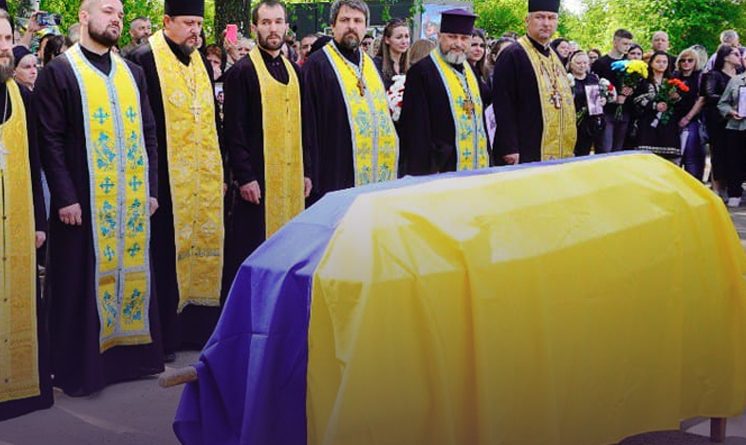 Священники на похороні із 19 полеглими героями в Чернівцях стояли як вкопані: те, що побачили їх вразило… Відео