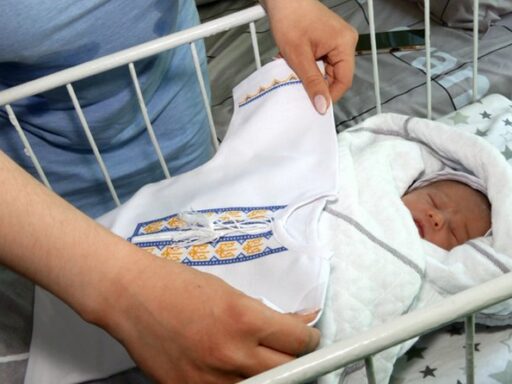Традиція, якій вже 18 років: у Чернівцях новонародженим подарували перші вишиванки