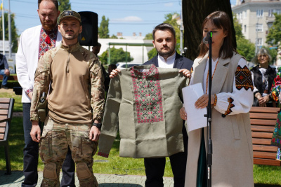 "Тут закладено багато символів": у Чернівцях презентували вишиванку "бойова дронівка" фото