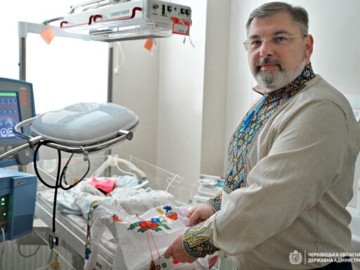 У Чернівцях 32 новонароджених малят сьогодні отримали у подарунок свої перші вишиванки