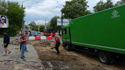 У Чернівцях на вулиці Руській довкола ділянки, яку ремонтують, вранці утворилися затори