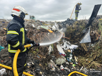 У Чорнівці горіло сміттєзвалище: рятувальники розповіли подробиці