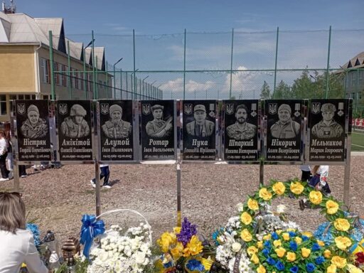 У громаді на Буковині встановили вісьмом полеглим воїнам меморіальні дошки