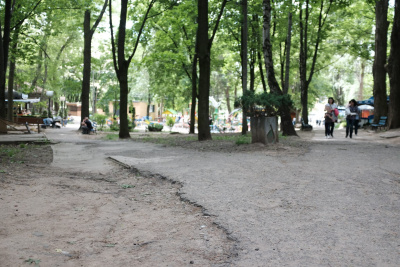 У парку Чернівців відремонтують доріжки та дитячий майданчик